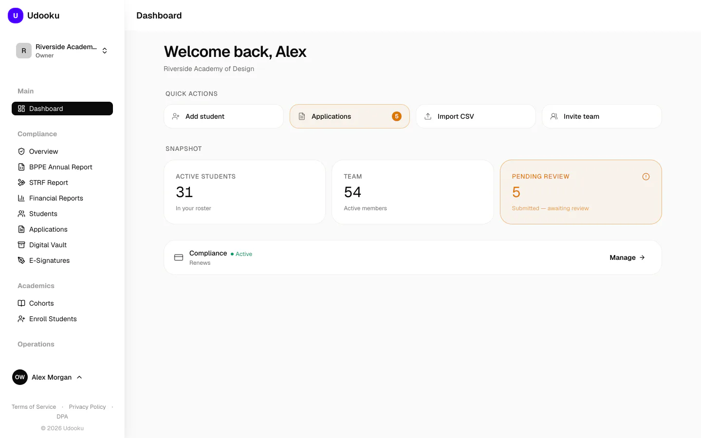 Udooku dashboard showing active students, team size, and applications pending review for a demo school
